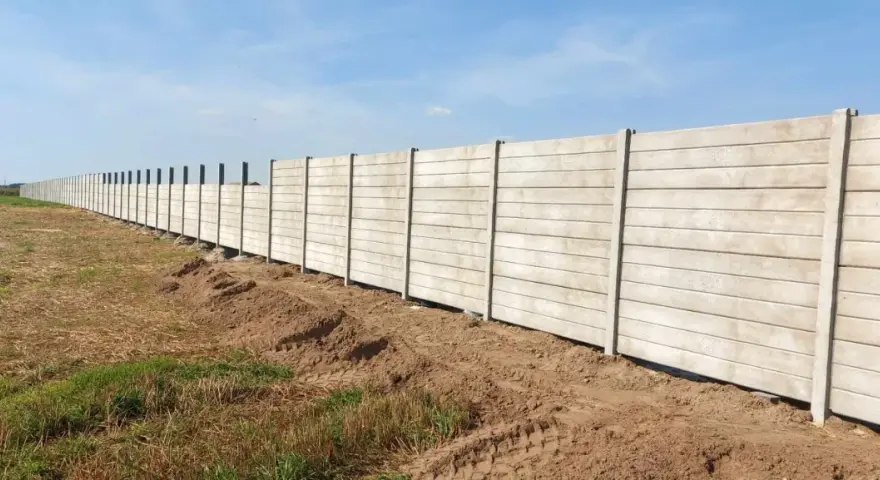 Jak wysoki może być płot betonowy? Poznaj przepisy i konsekwencje