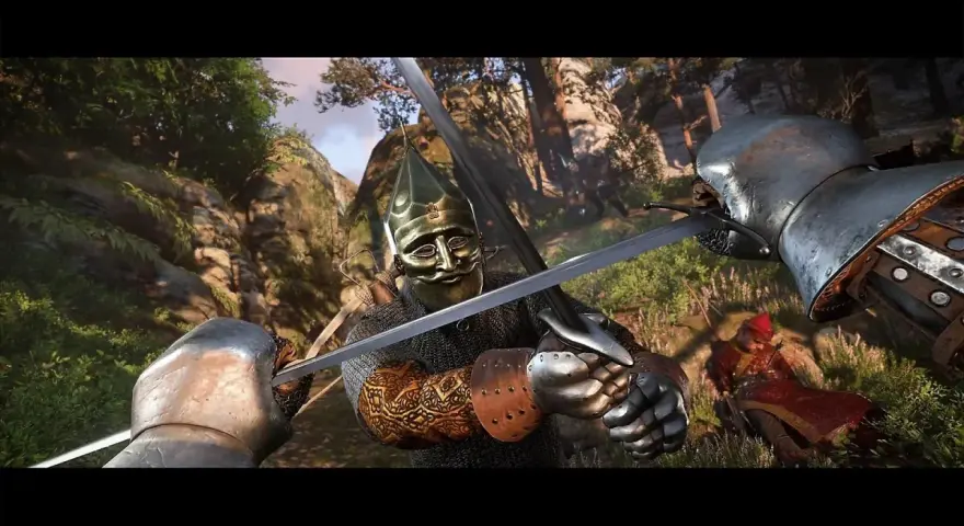 Intensywna walka mieczem w Kingdom Come Deliverance PS5. Dwóch rycerzy w zbrojach walczy w lesie, jeden z nich ma złoty hełm.