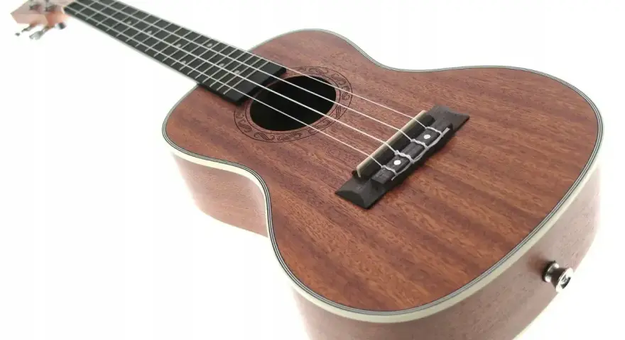Brązowe drewno na gitarę ukulele, z widocznym mostkiem i strunami.