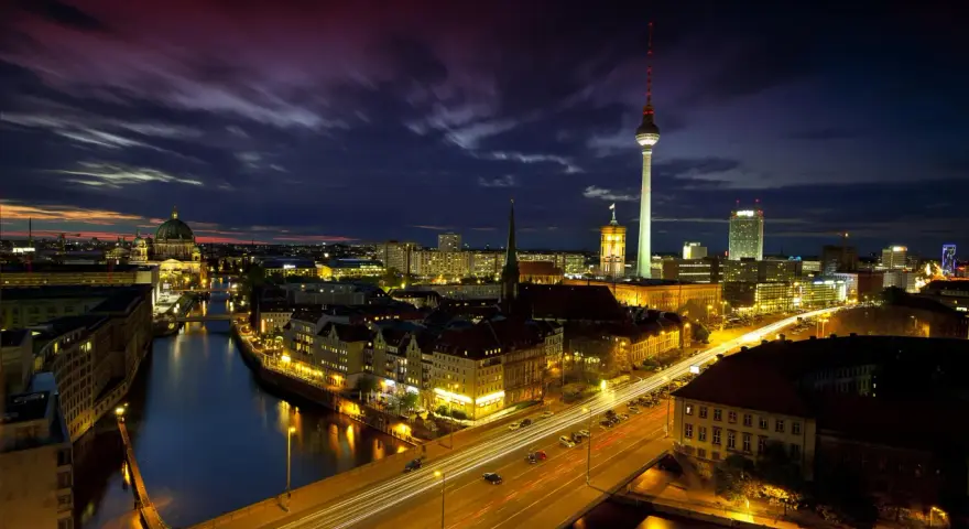 Berlin bei Nacht: Fernsehturm, Dom und Spreeufer. Ein Blick von einem der vielen Aussichtspunkte Berlins.
