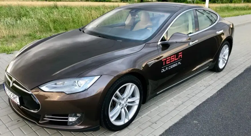Ile przejedzie Tesla? Zasięg różnych modeli w trudnych warunkach