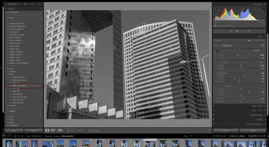 Edycja czarno-białego zdjęcia architektury w Lightroom Classic. Wybrany preset "B&W Low Contrast" dla uzyskania subtelnych przejść tonalnych. Dostępna jest licencja wieczysta.