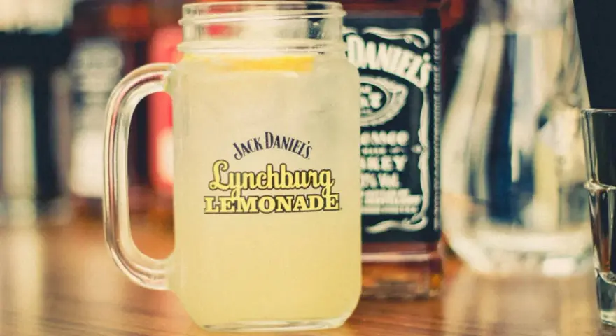 Orzeźwiająca Lynchburg Lemonade w słoiku z logo Jack Daniel's. Idealny przepis na lato.