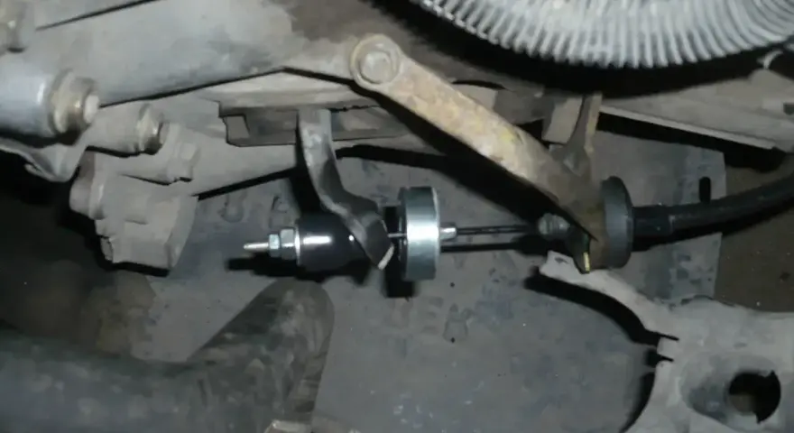 Mechanizm regulacji linki sprzęgła w samochodzie. Widoczny element pozwala na precyzyjne ustawienie naciągu linki.