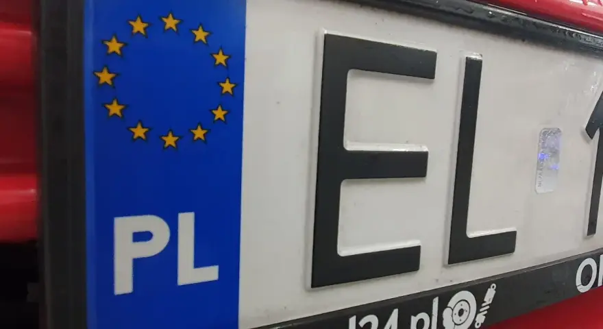 Tablica rejestracyjna EL 1 z symbolem Unii Europejskiej i oznaczeniem PL.