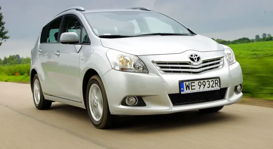 Srebrny Toyota Verso w ruchu. Rozważając toyota verso - wady i zalety, warto zwrócić uwagę na jego przestronność i komfort.