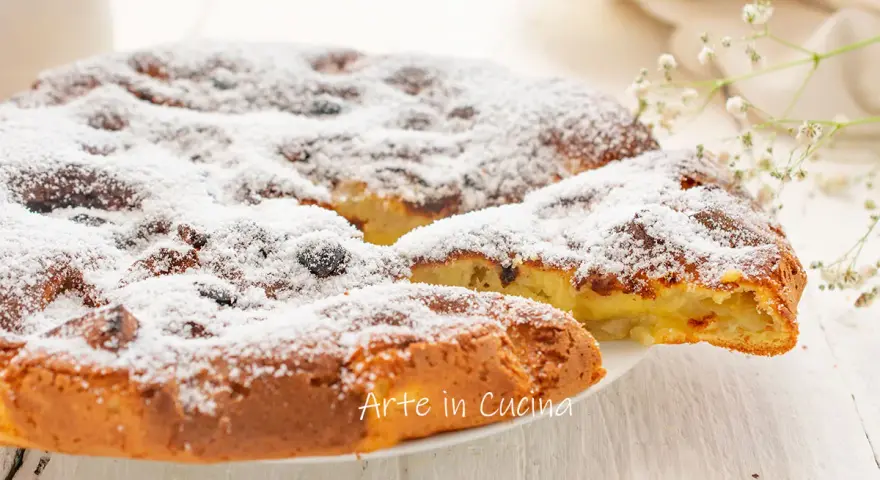 Frittata di mele in padella pronta in 5 minuti, soffice e cosparsa di zucchero a velo. Un dolce veloce e goloso.
