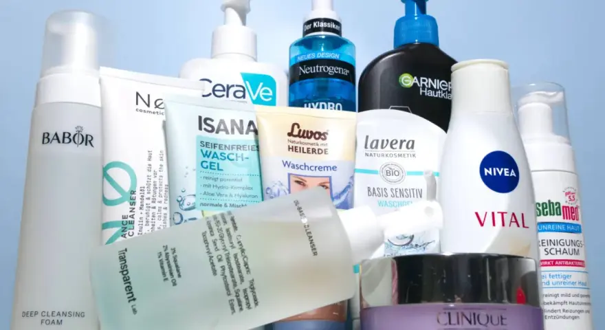 Vielfalt an Produkten, womit Gesicht waschen: Schaum, Gel, Creme und Reinigungsmilch von Babor, CeraVe, Neutrogena, Garnier, Isana, Luvos, Lavera, Nivea, Sebamed und Clinique.
