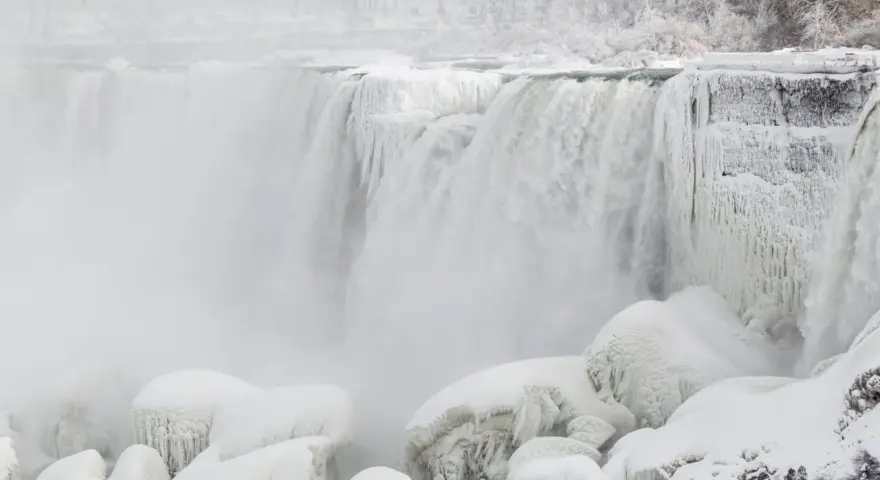 Las cataratas del Niágara, cubiertas de hielo y nieve, crean un paisaje invernal majestuoso.