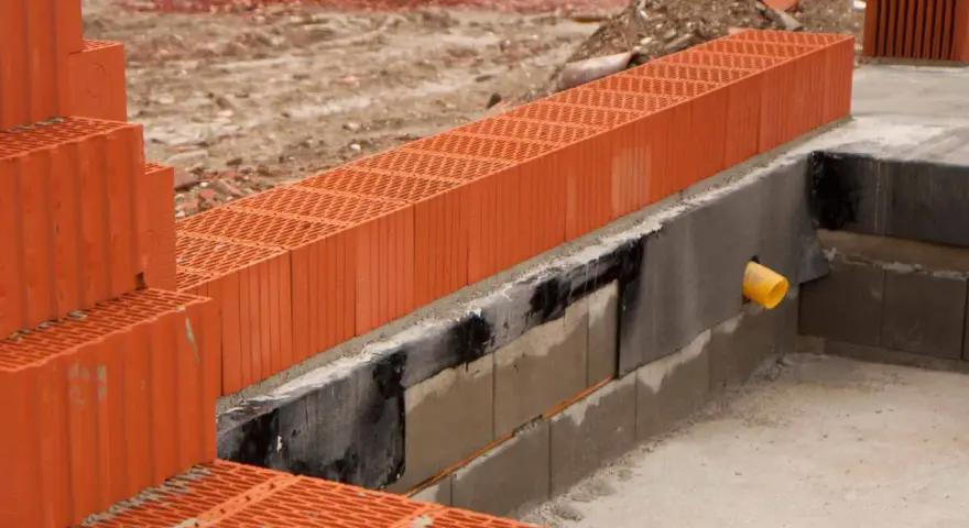 Budowa fundamentów z pustaków ceramicznych. Pustaki porotherm zapewniają niski współczynnik przenikania ciepła, co przekłada się na energooszczędność budynku.