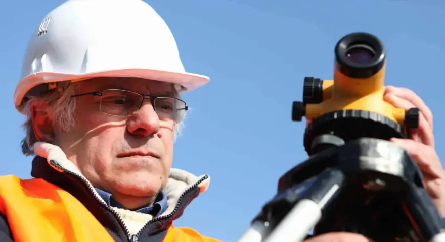 Jak zostać geodetą? Kluczowe kroki i wymagania, które musisz znać