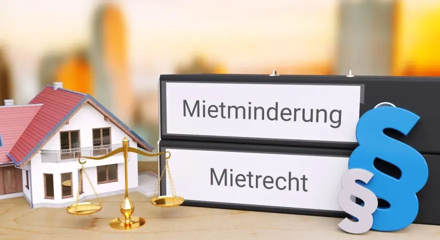 Hausmodell, Waage, Ordner mit "Mietminderung" & "Mietrecht" & Paragraphenzeichen. Wenn der Vermieter seinen Pflichten nicht nachkommt, ist das Mietrecht gefragt.