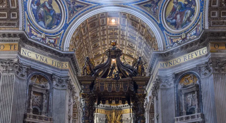 Magnifique baldaquin baroque au-dessus de la tombe de Saint Pierre dans la basilique. L'or et le marbre brillent sous la lumière.