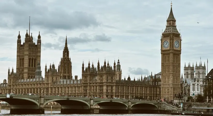 Pałac Westminsterski i Big Ben to ikony, które koniecznie trzeba zobaczyć w Londynie. Most Westminsterski pełen ludzi.