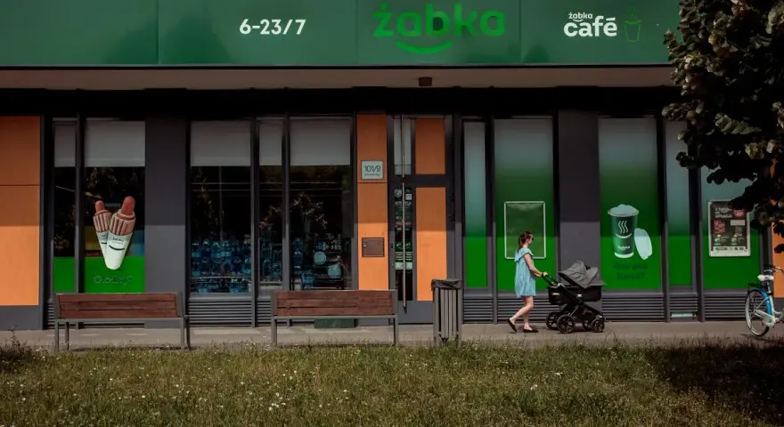Żabka w Szczecinie: 200 sklepów! Co to znaczy dla miasta?