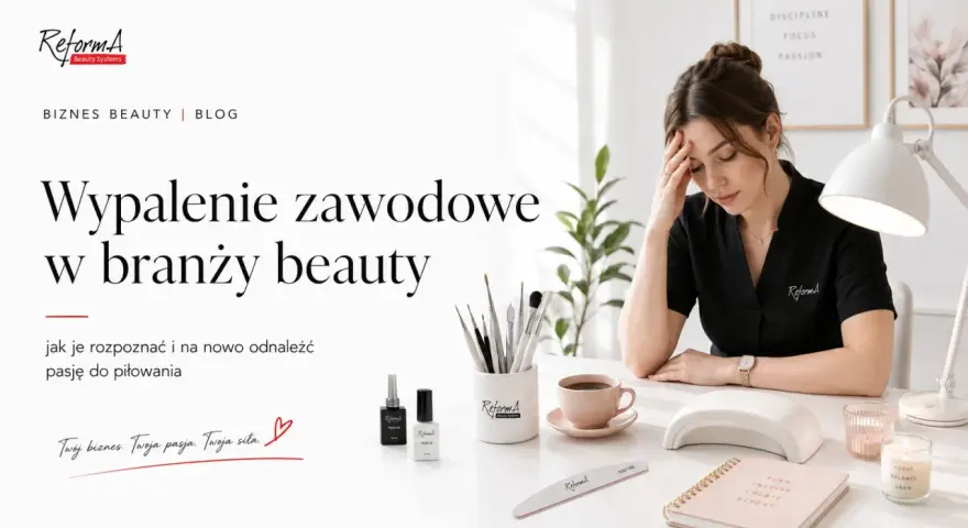 Zmęczona stylistka z dłonią na czole, przy biurku z kosmetykami. Temat: wypalenie zawodowe w branży beauty.