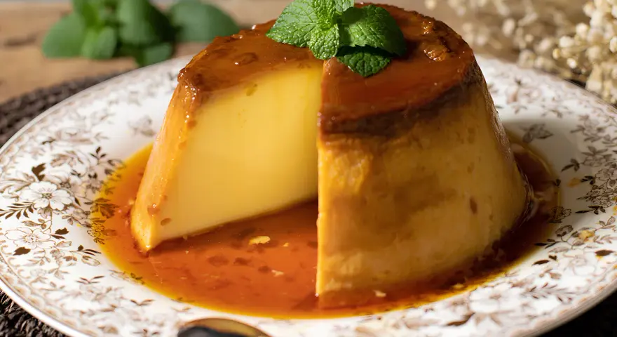 Co to jest pudding? Odkryj różnice i smaki tego deseru