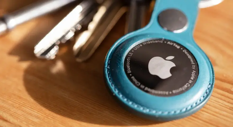 Ein blauer AirTag-Schlüsselanhänger mit Apple-Logo und Schlüsselbund. So funktioniert ein AirTag: Er nutzt Bluetooth LE und Ultra Wideband zur Ortung.