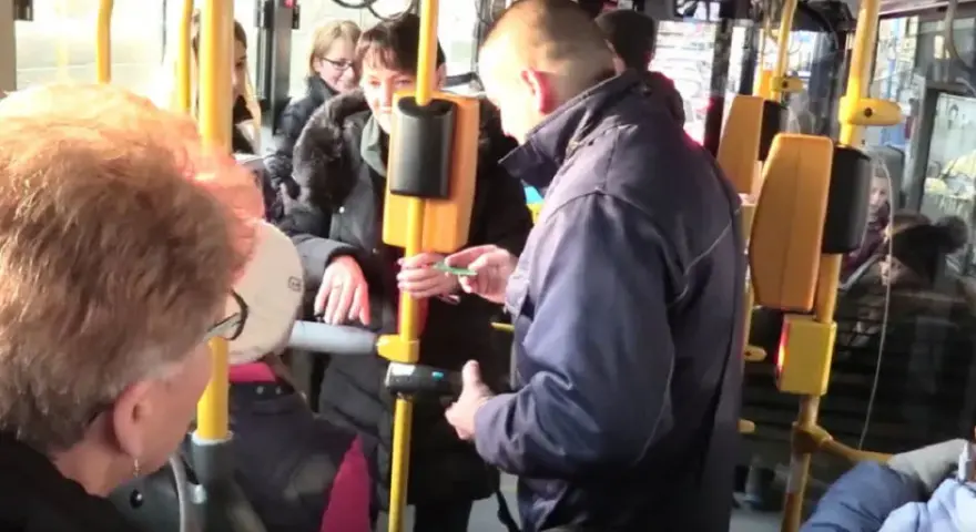 Ile zarabia kontroler biletów PKP? Zaskakujące fakty o wynagrodzeniu
