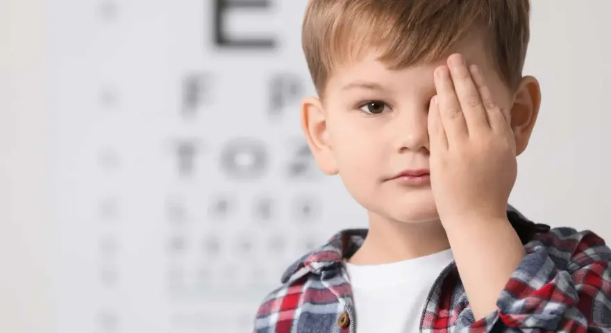 Objawy wady wzroku: Kiedy mrużenie oczu to sygnał do specjalisty?