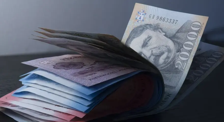 Stos banknotów, w tym 20 000 forintów, pokazuje, jaka waluta na Węgrzech jest w obiegu.