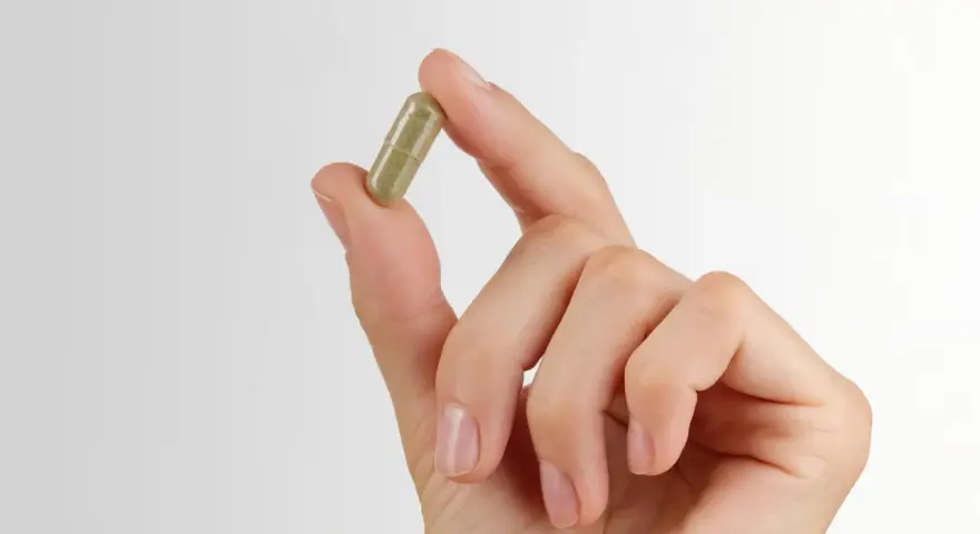 Main tenant une capsule de fer bisglycinate, une précaution est nécessaire pour éviter tout danger.