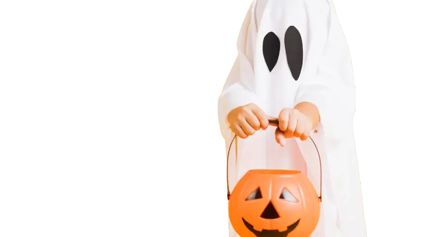 Barn i spökdräkt med pumpahink, en klassisk idé för halloween.