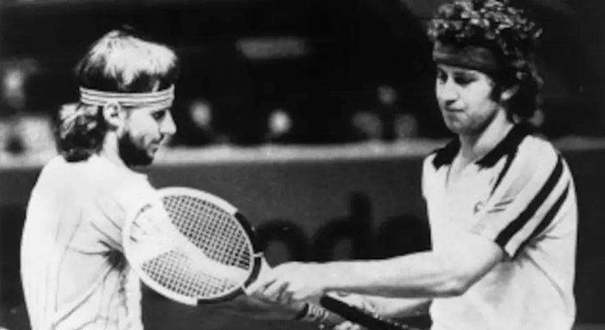 Borg y McEnroe, dos leyendas del tenis, se dan la mano en la cancha.