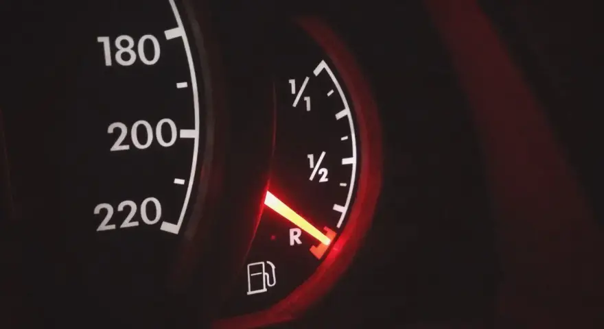 Wskaźnik paliwa na desce rozdzielczej pokazuje niski poziom. To może być objaw za niskiego poziomu paliwa w gaźniku.