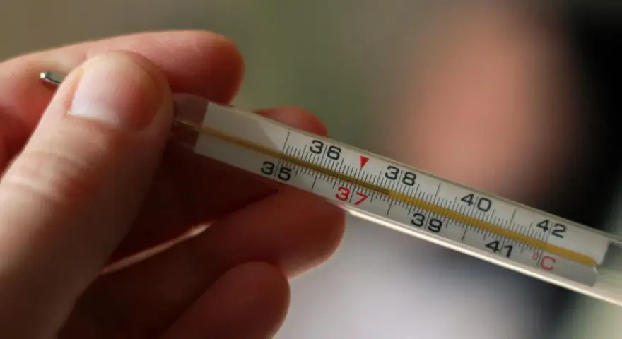 Termometro a mercurio mostra 37°C, indicando quanto deve essere la temperatura corporea normale.