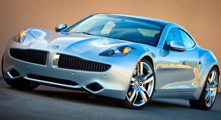 Srebrny Fisker Karma z eleganckimi liniami i sportowymi felgami, gotowy na podbój drogi.