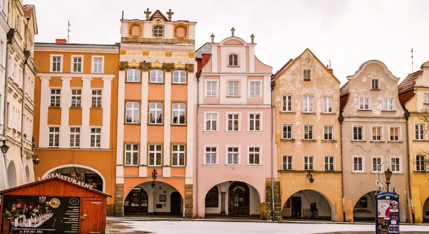 Kolorowe kamienice na rynku w Jeleniej Górze. Altstadt zachwyca architekturą, a zimowy dzień dodaje uroku.