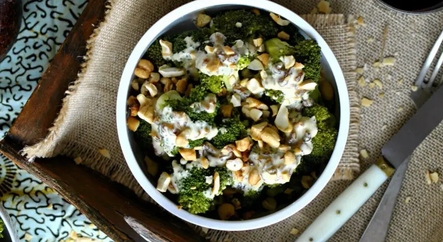 Ensalada de brócoli con aderezo cremoso y frutos secos. Una opción deliciosa para tus recetas con brócoli.