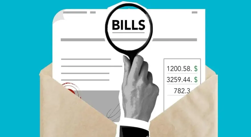 Lupe über "BILLS" auf Dokumenten in Umschlag. Hilfe vom Mieterbund bei der Nebenkostenabrechnung.