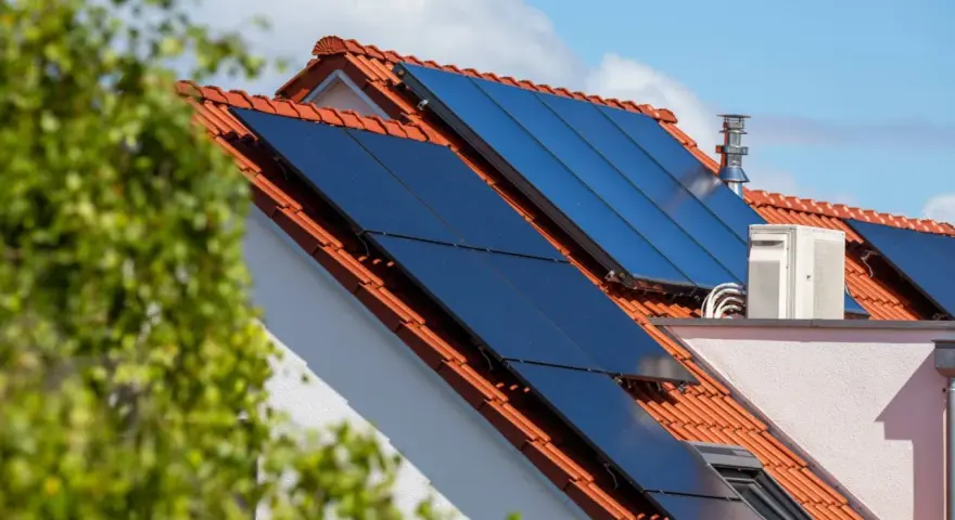 Dach mit Solarthermieanlage und Klimaanlage. Die solarthermieanlage kosten sind eine Investition in die Zukunft.
