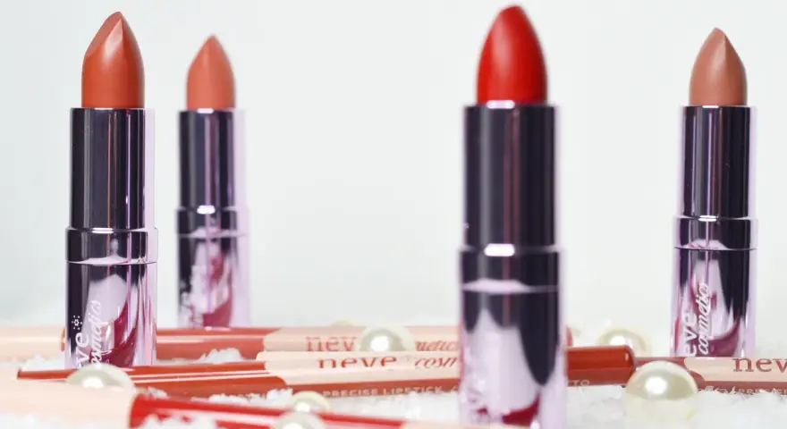 Rossetti e matite labbra Neve Cosmetics in varie tonalità, pronti per un perfetto trucco labbra.