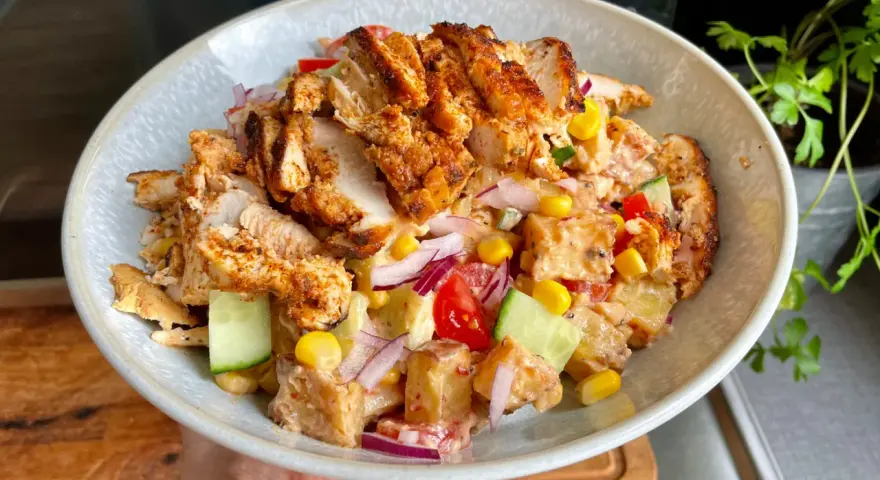 En härlig kyckling kebab-sallad med krispig kyckling, majs, gurka, tomat och rödlök i en krämig dressing.