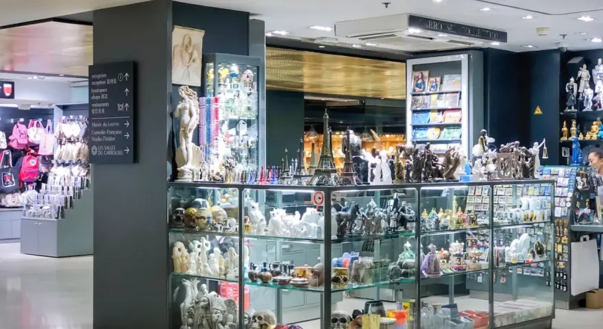 Pamiątki z Paryża: wieże Eiffla, figurki, biżuteria i inne drobiazgi. Idealne, by pomyśleć, co przywieźć z Paryża.