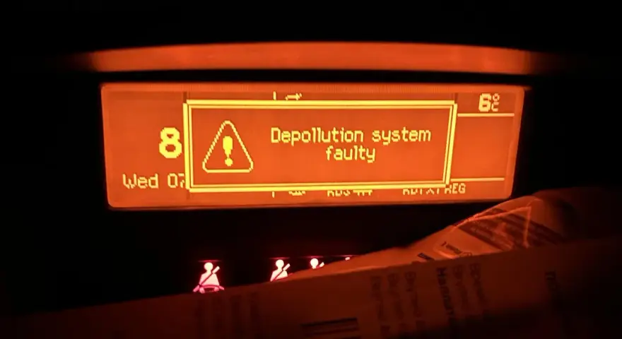 Peugeot 307: komunikat "Depollution system faulty" (usterka układu oczyszczania spalin) na wyświetlaczu.