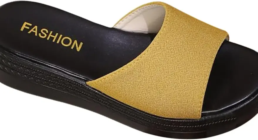 Sandalia negra con tira dorada y la palabra "FASHION". Suela gruesa y texturizada.