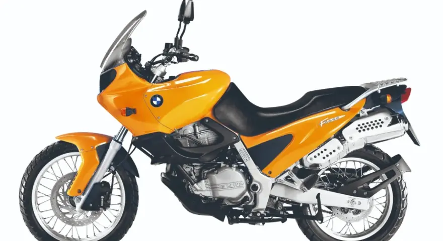 Pomarańczowy motocykl BMW F 650. Sprawdź dane techniczne tego wszechstronnego enduro.