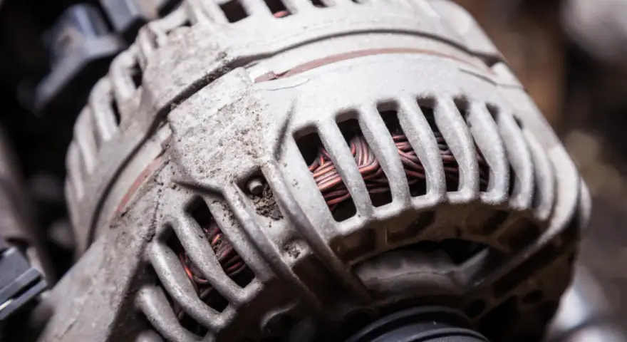 Zniszczony alternator, widoczne uzwojenia. Objawy awarii mogą być różne, od problemów z ładowaniem po kontrolkę na desce.
