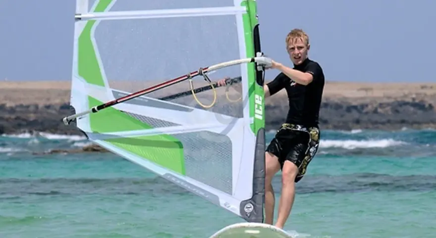 Fuerteventura windsurfing: Gdzie pływać? Kompletny przewodnik