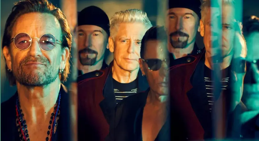 Le groupe de rock irlandais connu U2, avec Bono au premier plan, dans une composition stylisée.