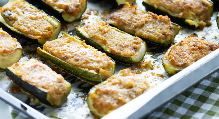 Zucchine ripiene tonno, un classico della ricetta della nonna, appena sfornate e pronte per essere gustate.
