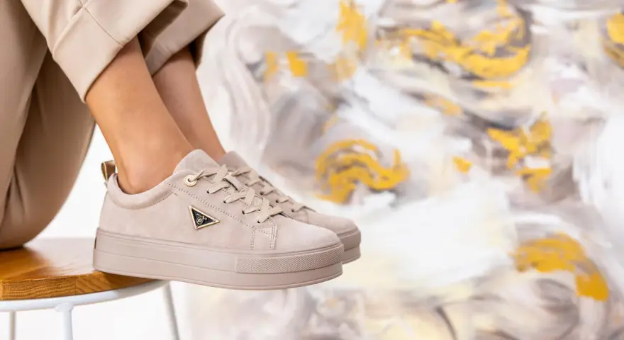 Idealne buty do kulotów? Beżowe sneakersy na grubej podeszwie, które dodadzą stylu każdej stylizacji.