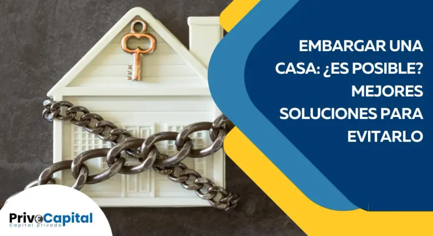 Casa encadenada con llave, sugiriendo que si te embargan la casa, pueden vivir en ella. Soluciones para evitarlo.