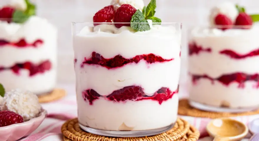 Schichtdessert mit Himbeeren und Kokosflocken, ein köstliches Raffaello Dessert.