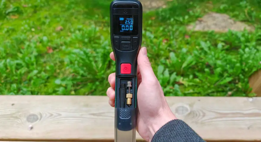 Main Bosch EasyPump et UniversalPump 18V, avec écran et accessoires.