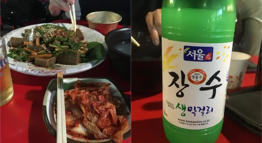 Koreańskie przepisy na stole: galaretka z fasoli mung, kimchi i butelka makgeolli.